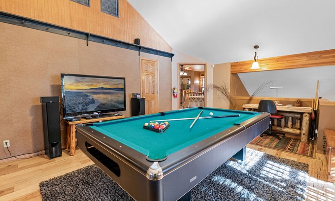 Evergreen Estates Cabin | Starlight Summit -Walk to Slopes, Hot Tub, Pool Table