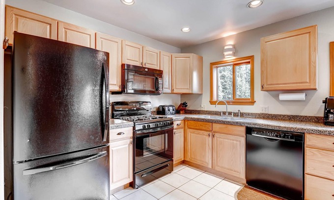 Quandary Village Cabin | Starlink 100+Mbps, HOT TUB, TempurPedic beds, DOGS, cozy cabin 15 min from Breck
