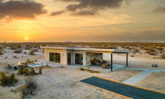 Joshua Tree House | Starlit Dunes | spa, pool table, bocce, 360° views