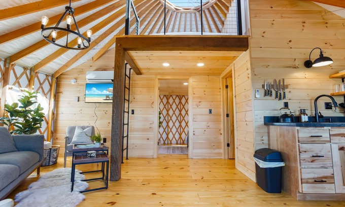 Knox Dale House | Starlit Haven YURT 2 w/HOT TUB, Smart TV + VIEWS!