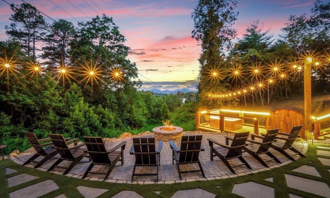 Leicester House | Starlit Lux Retreat AVL by 5 Seasons Homestays
