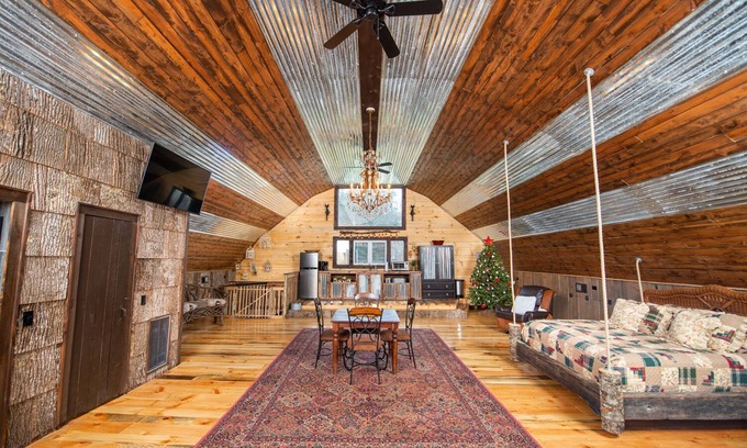 Sugar Grove Cabin | Starry Nights: Farm Stay, Zip Lines, Fishing & Petting Zoo?