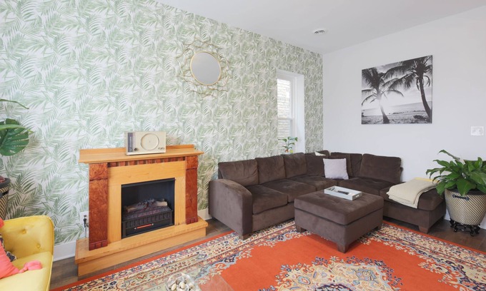 West Allis Apartment | STATE FAIR, BREWERS GAMES, 10 MINUTES FRM DWTN MKE, 3 BEDROOMS 3 BATHROOMS!!