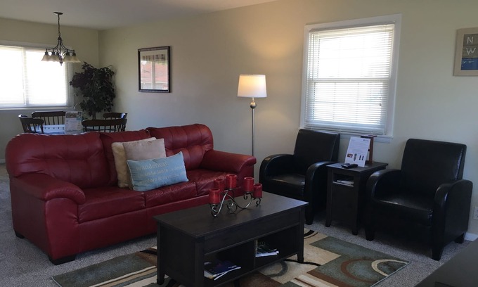 Racine House | Stately! Professionally Cleaned, Self Check In - Sleeps 10