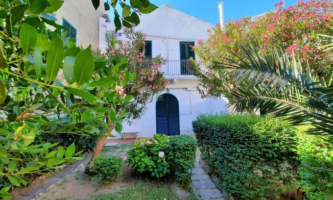 Vasto House | Stately residence in the center, with garden