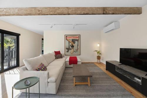 Warburton Apartment | Station Hideaway with Private Spa
