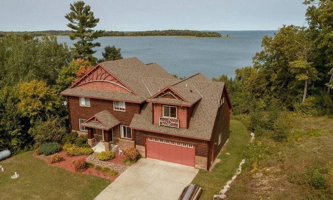 Walker House | Stay 3 for 2! Spacious Leech Lake Home on 2 Acres, Boat Lift, Swim