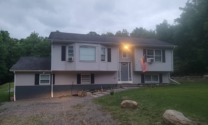 East Stroudsburg House | Stay at Red Squirrel, 4-bedroom house with AC in East Stroudsburg