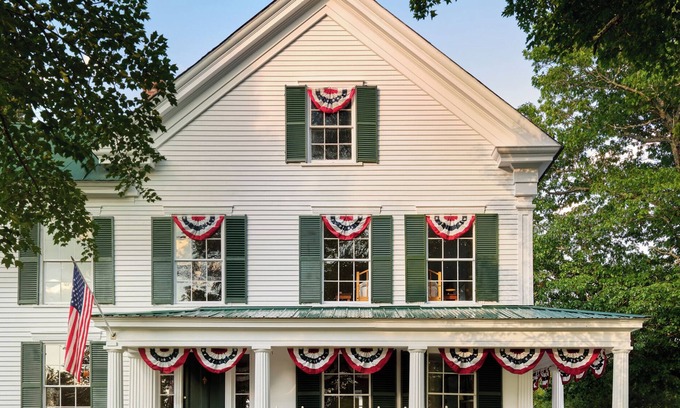 Center Lovell House | Stay at the Historic Walker House!