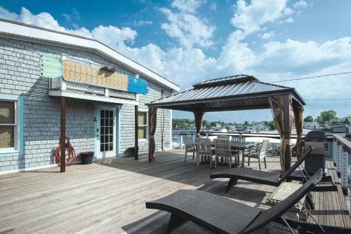 Gloucester House | Stay at The Neck