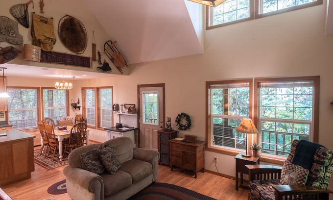 Rhododendron Cabin | Stay before 9/14 get the 3RD night FREE! Hot tub, river access A/C