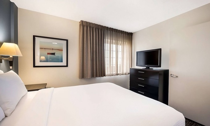 Gahanna Hotel | Stay Close to Downtown Columbus, Ohio! 3 Rooms, Pets Are Welcome & Parking!