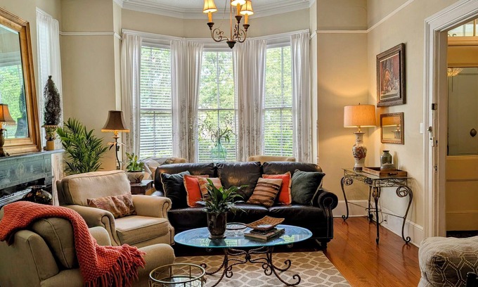 Historic Downtown Savannah House | Stay Downtown at "The Clara" : Antiques, Charm & Room for Everyone with Parking!