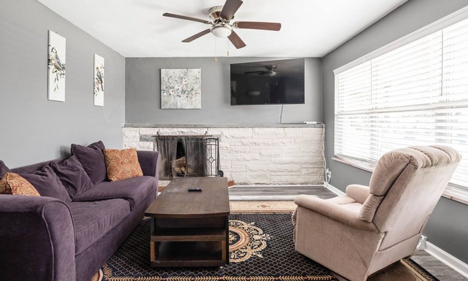 Indianapolis House | Stay for Gen Con! Quaint Carmel Home