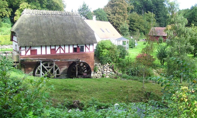 Vejstrup Cottage | Stay idyllically at the old watermill and lake.