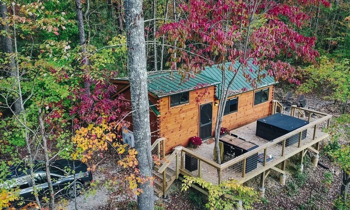 Campton Cabin | Stay in Style and Comfort at Moonshine Manor