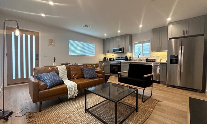 Burbank House | Stay in Style & Elegance