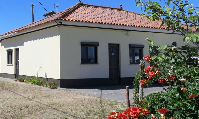 Torreira House | Stay in the suburb & SAVE– only 5 min. drive to the main ocean beach in Torreira