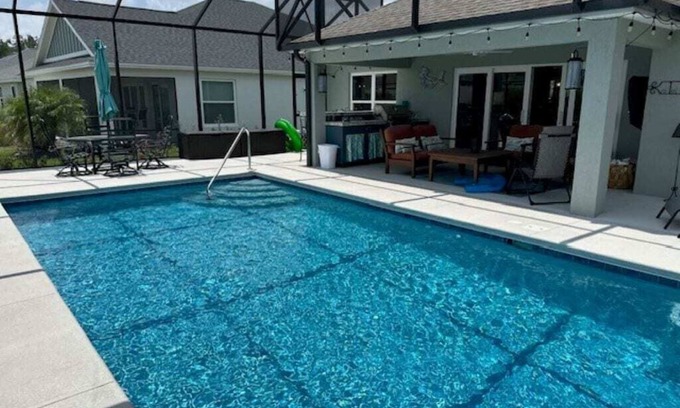 Leesburg House | Stay in The Villages at your pool house with cart!