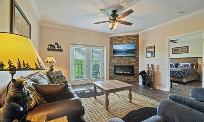 Pigeon Forge Condo | STAY NEAR THE STRIP, ONE MINUTE OFF PARKWAY WITH SENSATIONAL VIEWS.
