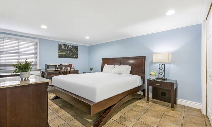 Mid-City Hotel | Stay on Canal – Cozy New Orleans Studio