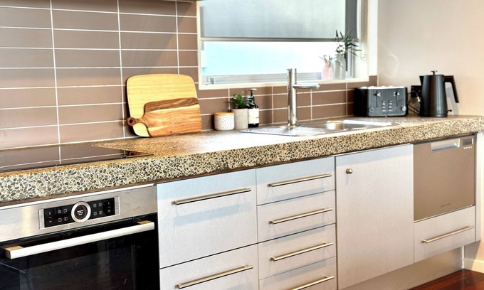 Petone Apartment | Stay on Jackson - quiet retreat in the centre on Petone
