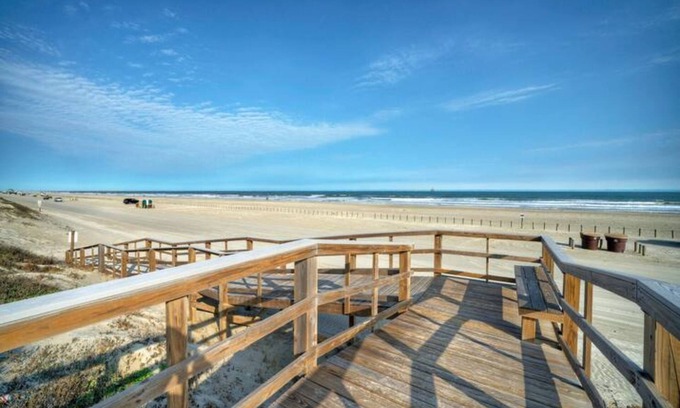 Port Aransas Condo | Stay Palm by AvantStay | Boardwalk, Pool