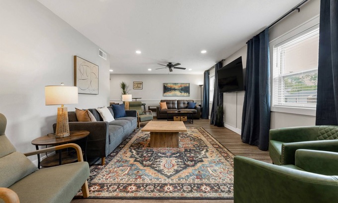 Garden Acres House | Stay & Play - Putt-Putt, Fire Pit, Pool Table