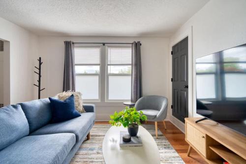 Buckman Neighborhood Apartment | Stay Portland - La Casa Burnside - Local Eateries, Shops, and Bars