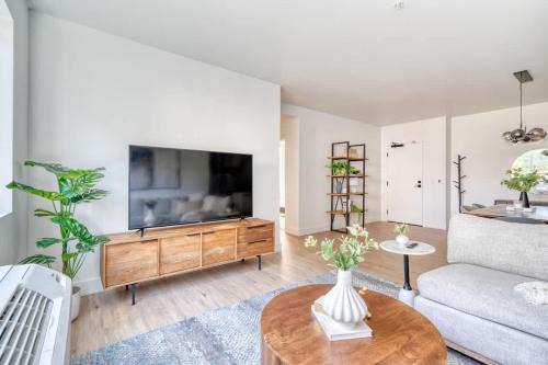 Humboldt Apartment | Stay Portland - Private Floor in Magazine Worthy Humboldt Apt Bldg