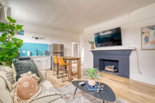 Sullivan's Gulch Apartment | Stay Portland - The Garden Bungalow on Broadway - 94 WalkScore