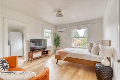 Irvington Apartment | Stay Portland - The Sullivan's Gulch Retreat - 94 Walk Score