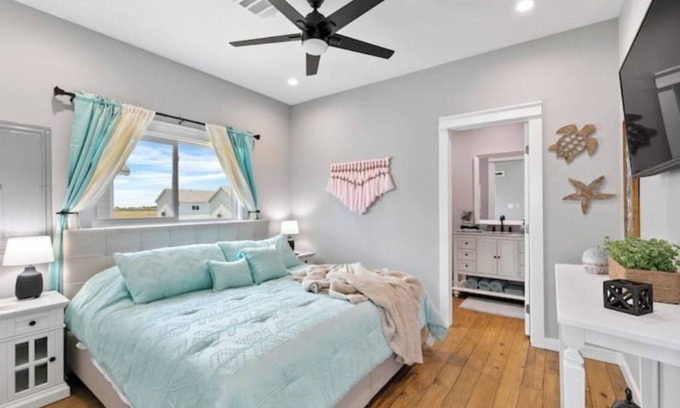 Port Bolivar House | Stay Salty - Gulf Views, Cornhole and BBQ!