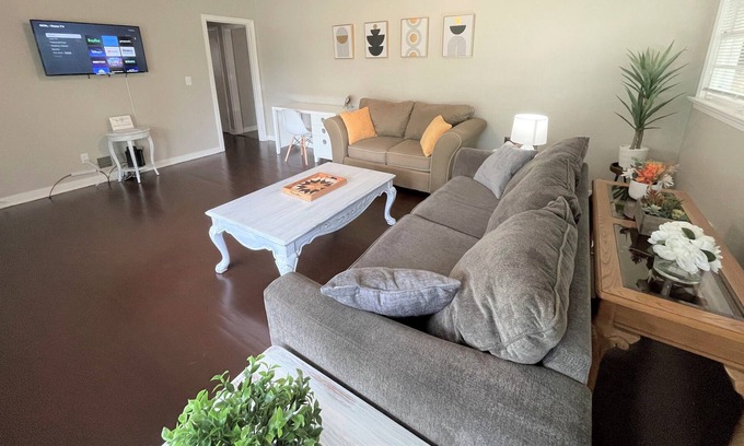 New Castle House | Stay @ The Orchid - Remodeled & 13 Minutes to DT