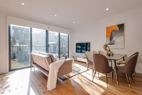 Ringwood East House | StayAU Stylish Spacious 4BR Home Ringwood