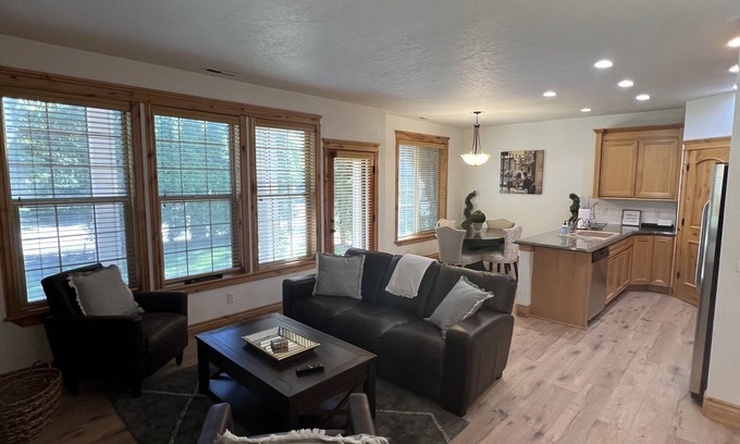 Coeur d'Alene House | StayAwhile Luxury Townhome Cd'A 5 minutes to lakes and Silverwood