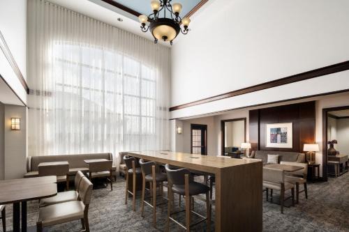 Stow Hotel | Staybridge Suites Akron-Stow-Cuyahoga Falls by IHG