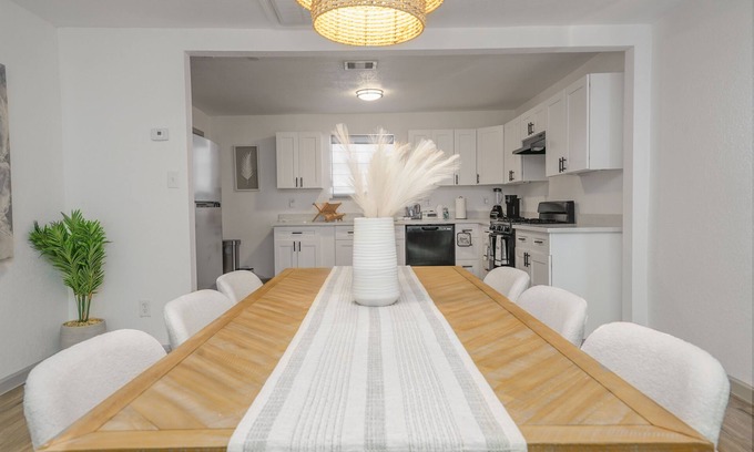 Galveston Bed & Breakfast | Staycasion @ Galveston. 6 minutes to Seawall.