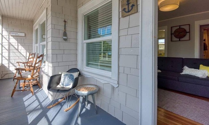 Coos Bay Apartment | #StayinMyDistrict Historic Heritage Walk to Bay