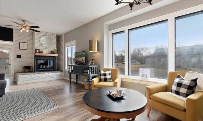 Twin Falls House | #StayinMyDistrict Twin Falls Bright Sunny Bungalow