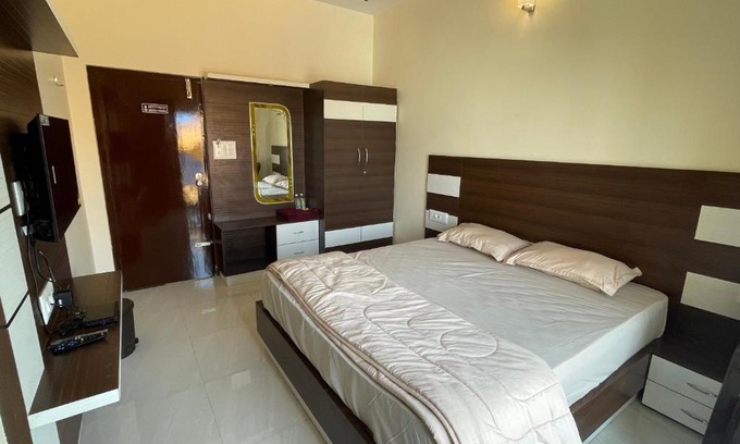 Chamarajanagara Hotel | STAYMAKER Royal Brothers Lodging and Restaurant