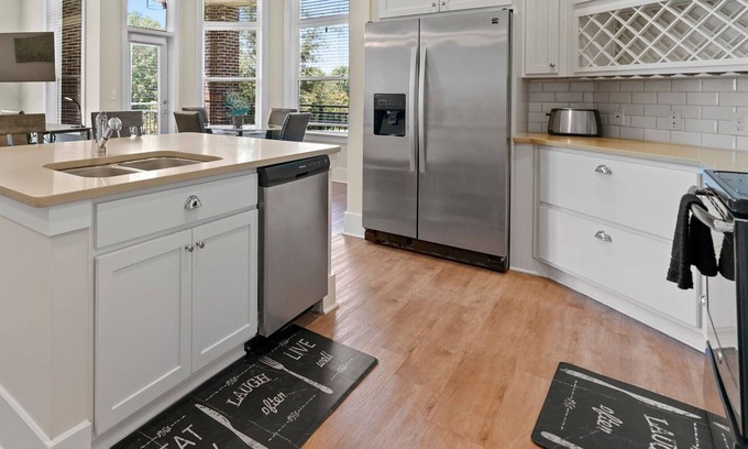 Huntersville Condo | StaysByWalker 2BR -KingBeds! Gym/Pool/HotTub/Sauna