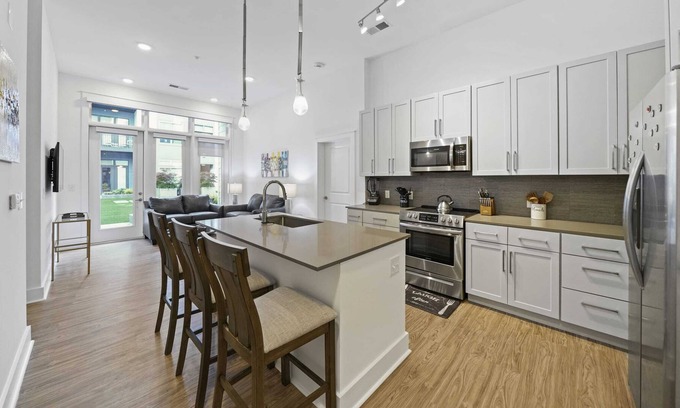 Second Ward Condo | StaysByWalker Uptown 2BR KingBeds/Gym/Parking/Desk