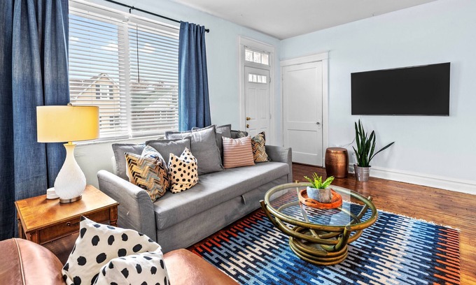 Southwest Garden Apartment | StaySTL*Safe Neighborhood*Stylish Apt*W/D*Parking
