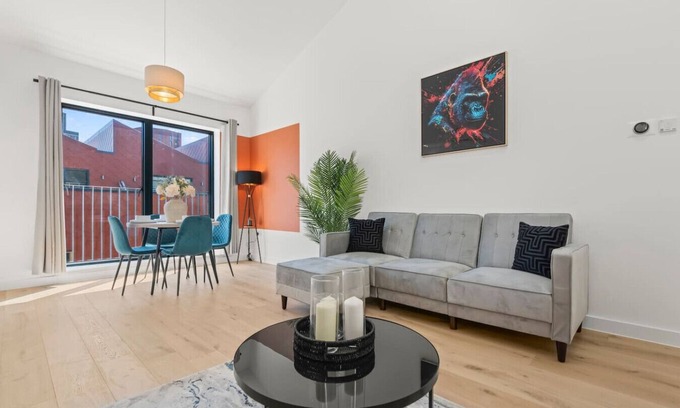 Sheffield House | Steel City Home | 2BR | Sleeps 6 | Free Parking