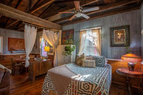 Thomas Square Apartment | Stella Blue - 10