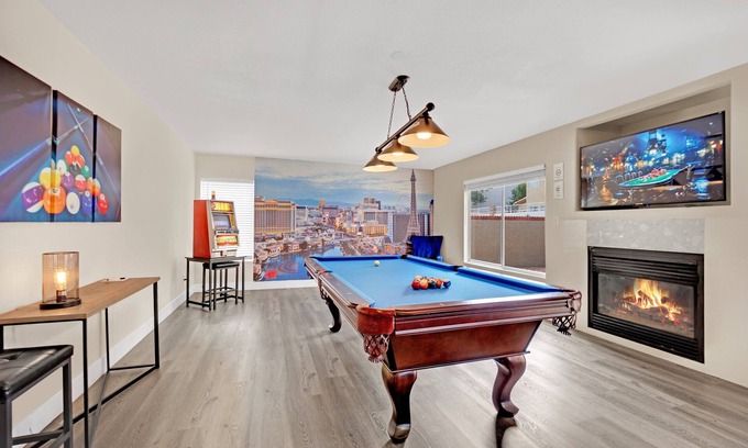 Green Valley North House | Stella Villa: Luxe 5BR Pet Friendly Retreat w/pool table, darts, 65” TV, wet bar, ping pong