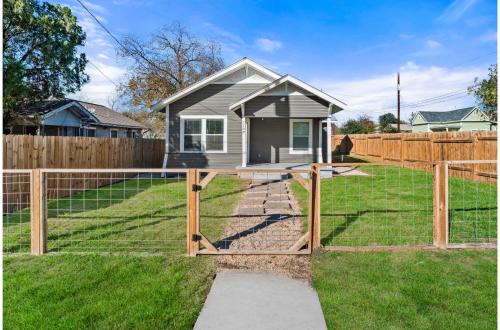 Denver Heights House | Step into Comfort in this 3BR2BA Downtown Retreat