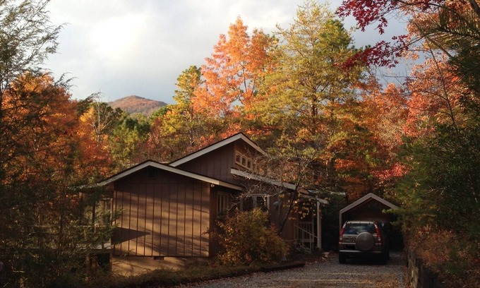Hiawassee Cabin | Stepp Away Mountain Laurel Cabin Near Brasstown Bald; No steep roads & no stairs