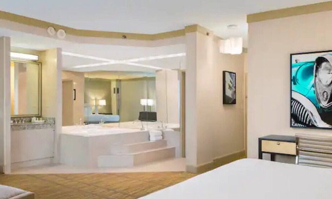 Ludlam Hotel | Steps Away from Miami's Int'l Airport! Free Airport Shuttle + Outdoor Pool